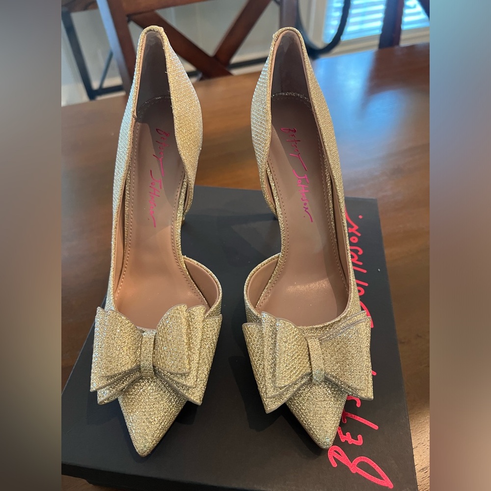 NWT Betsy Johnson Prince Gold Sparkle heels with bow Prom Formal Shoes Size 7 - Picture 4 of 9